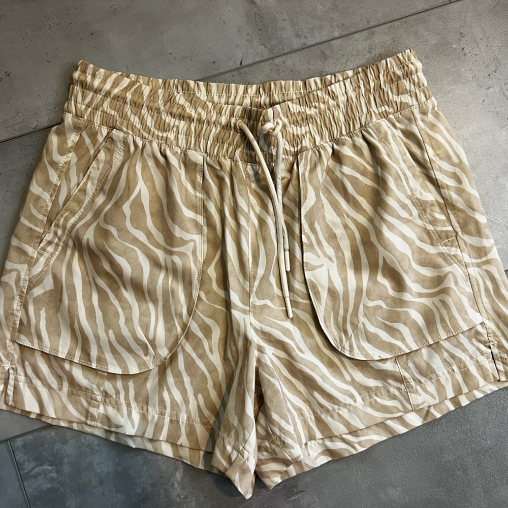 Call Old Navy animal print women’s shorts, medium